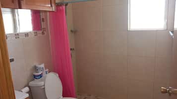 Douche, sĂšche-cheveux, serviettes fournies, savon