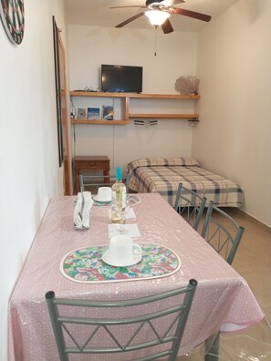 2 habitaciones, escritorio, tabla de planchar con plancha y wifi gratis 