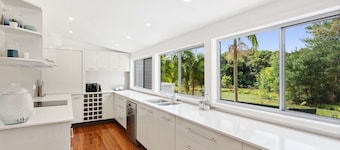 442 Martinsville Rd · Villa Nessa - Spa - 12.5m pool up to 14 guests