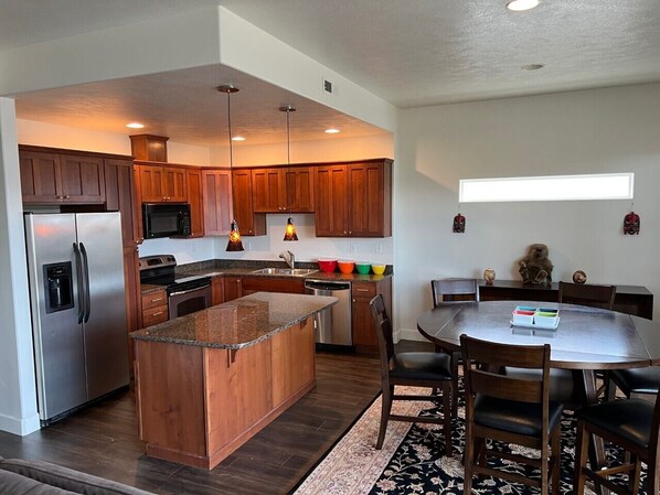 Refrigerador, microondas, horno y parrilla de estufa