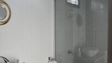 Serviettes fournies, savon, papier toilette