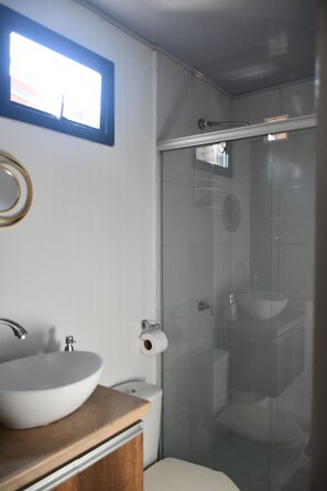 Toallas, jabón, papel de baño 