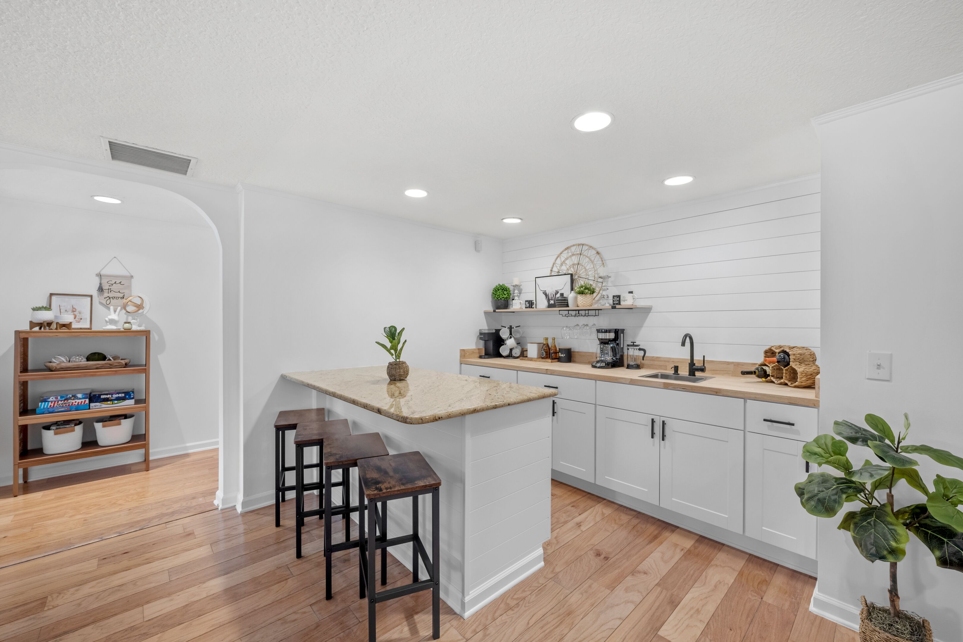 WOW 4 blocks to beach w/ Unique POOL! 3min walk to local coffee/shops/playground