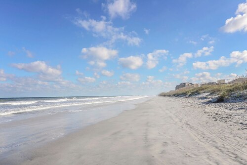 WOW 4 blocks to beach w/ Unique POOL! 3min walk to local coffee/shops/playground