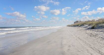 WOW 4 blocks to beach w/ Unique POOL! 3min walk to local coffee/shops/playground