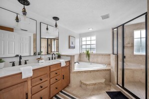 Combined shower/bathtub, jetted bath, hair dryer, towels