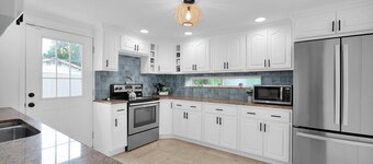 WOW 4 blocks to beach w/ Unique POOL! 3min walk to local coffee/shops/playground