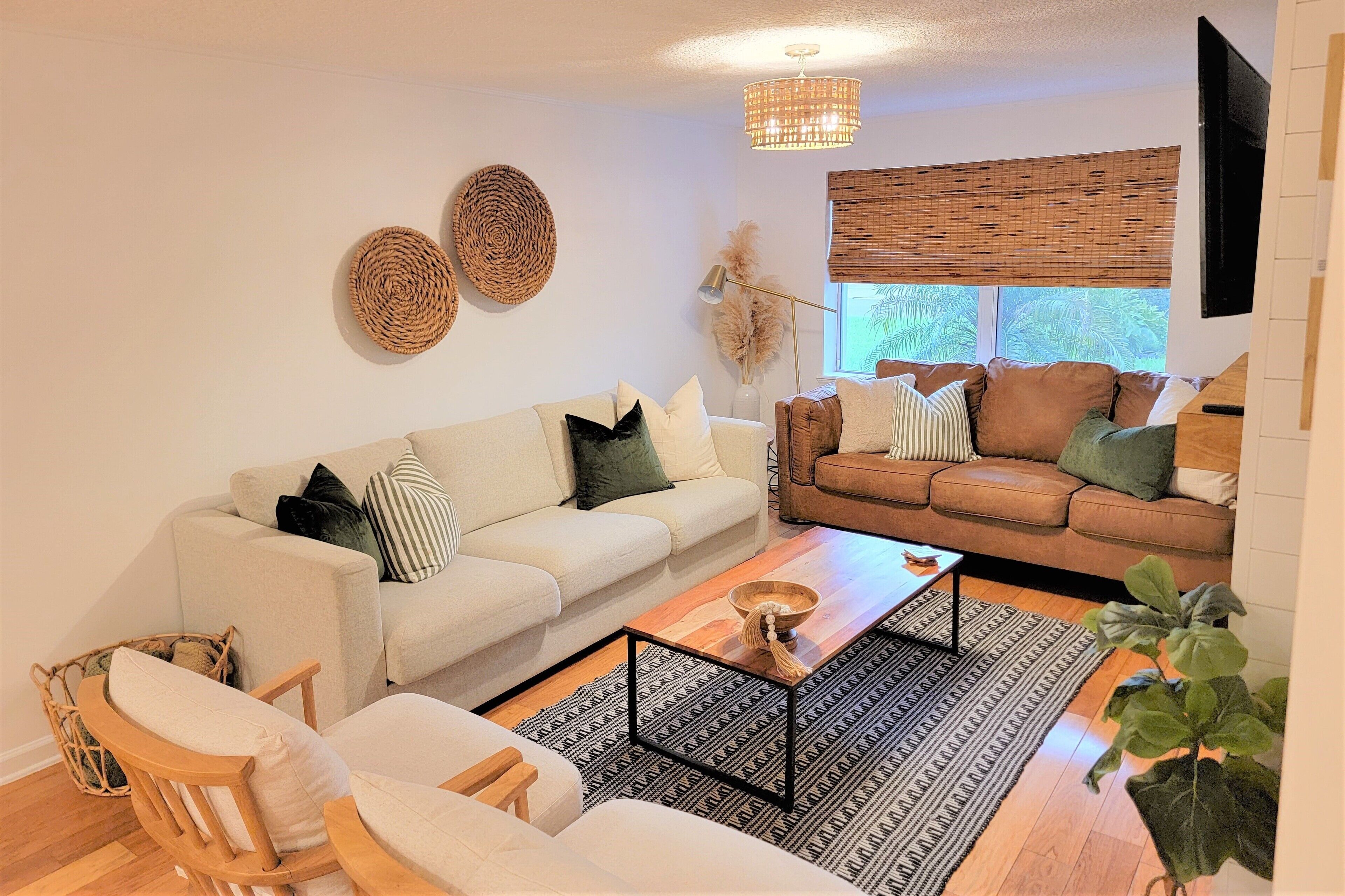 WOW 4 blocks to beach w/ Unique POOL! 3min walk to local coffee/shops/playground