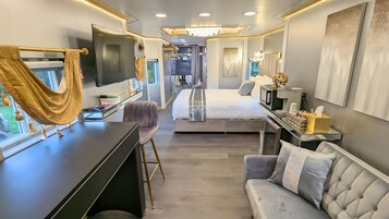 Elite Studio, 1 Queen Bed (Casino Royale - Private Caboose) | Oleskelualue | 32–tuumainen televisio, jossa kaapelikanavat
