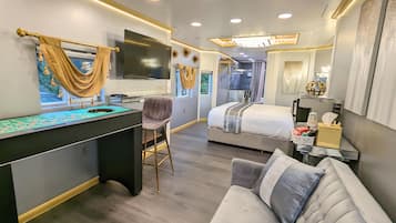 Elite Studio, 1 Queen Bed (Casino Royale - Private Caboose) | Woonruimte | Een televisie