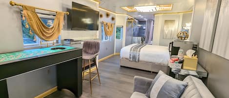 Elite Studio, 1 Queen Bed (Casino Royale - Private Caboose) | Khu phòng khách | TV 32-inch có truyền hình cáp