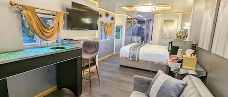 Elite Studio, 1 Queen Bed (Casino Royale - Private Caboose) | Wohnbereich | 32-Zoll-Fernseher mit Kabelempfang