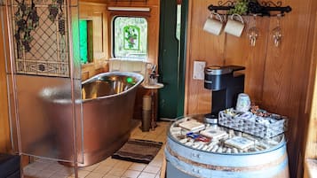 舒適開放式客房, 1 張加大雙人床和 1 張沙發床 (Grape Escape - Private Caboose) | 獨特裝潢、布置獨特、免費無線上網、床單