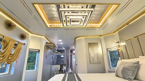 Elite Studio, 1 Queen Bed (Casino Royale - Private Caboose) | Decoración personalizada, muebles diferentes y wifi gratis 