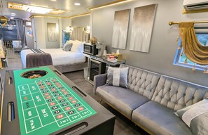 Elite Studio, 1 Queen Bed (Casino Royale - Private Caboose) | Área de sala de estar | Televisión de 32 pulgadas con canales por cable 