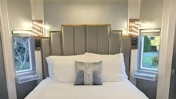 Elite Studio, 1 Queen Bed (Casino Royale - Private Caboose)