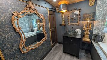 Luxury Studio, 2 Queen Beds (Wizard's Whistlestop - Private Caboose) | Bathroom