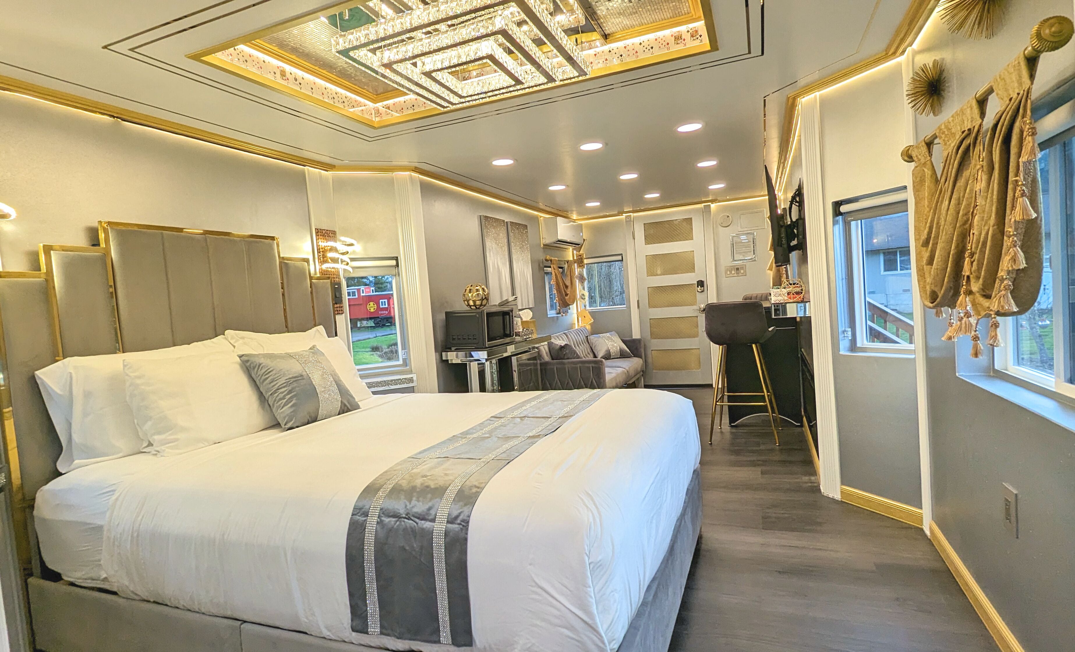 Elite Studio, 1 Queen Bed (Casino Royale - Private Caboose) | Wohnbereich | 32-Zoll-Fernseher mit Kabelempfang