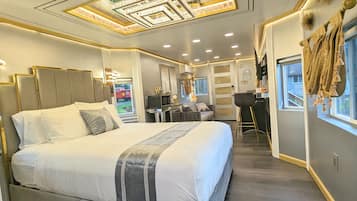 Elite Studio, 1 Queen Bed (Casino Royale - Private Caboose) | Wohnbereich | 32-Zoll-Fernseher mit Kabelempfang