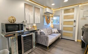Elite Studio, 1 Queen Bed (Casino Royale - Private Caboose) | Microonde