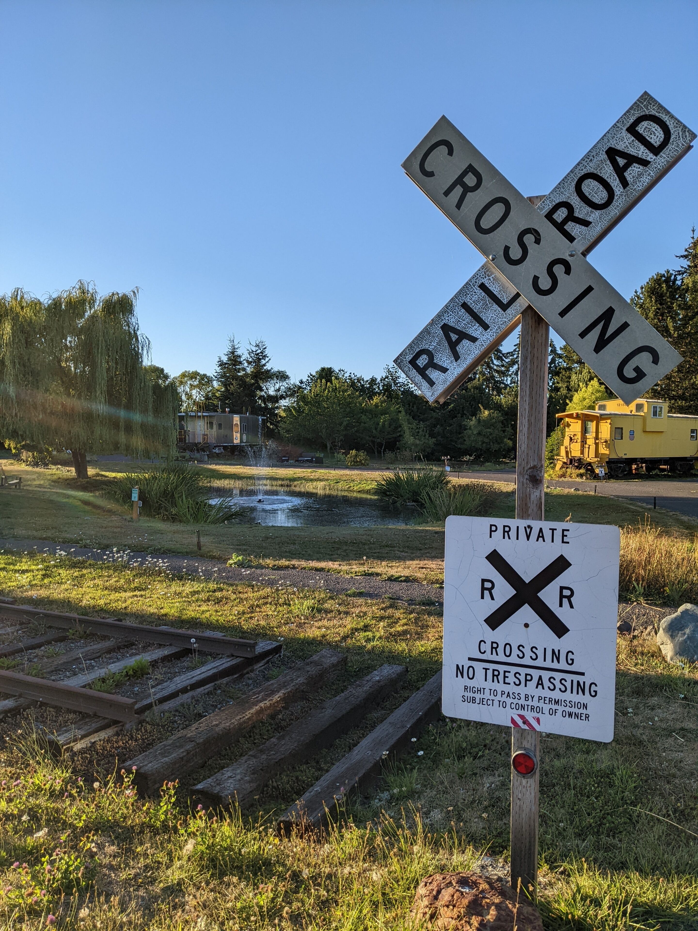Schild einer Eisenbahnkreuzung mit Hinweis auf einen privaten Übergang.