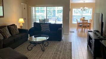 TV connectée, lecteur de DVD, livres