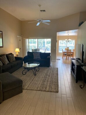Smart TV, DVD player, books - Cozy 3Be/2Ba Home, Heated Pool/Spa, near Orlando-Disney, Universal, Golf Course. (Davenport)