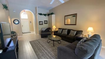 TV connectée, lecteur de DVD, livres