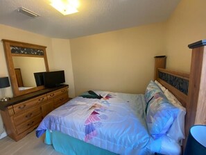 3 bedrooms, in-room safe, iron/ironing board, free WiFi