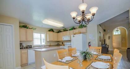 Charming 3Bed/2Ba Home, Heated Pool/Spa/Close to Disney, Universal, Golf Course.