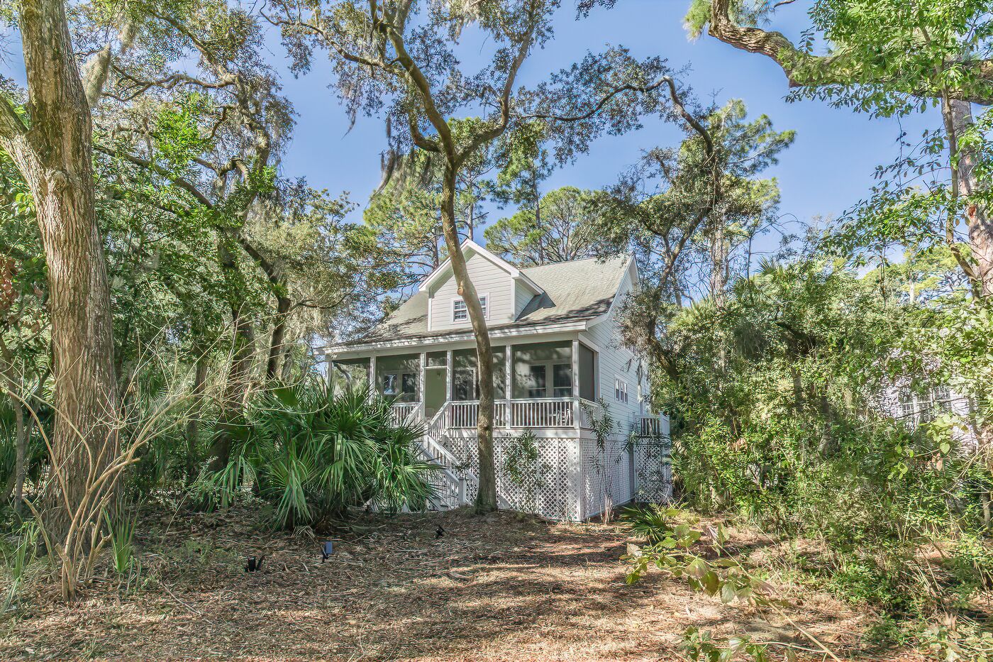 Beautiful semi-secluded 4br/2ba home. Sleeps 10+ comfortably.