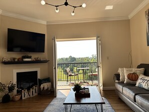 Smart TV - Picture Perfect Mountain View condo on the PARKWAY! (Pigeon Forge)