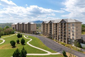 Exterior - Picture Perfect Mountain View condo on the PARKWAY! (Pigeon Forge)