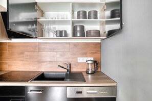 Kühlschrank, Mikrowelle, Ofen, Herdplatte