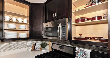 Near Naval Base! Stylish Getaway w Netflix, Games, WiFi