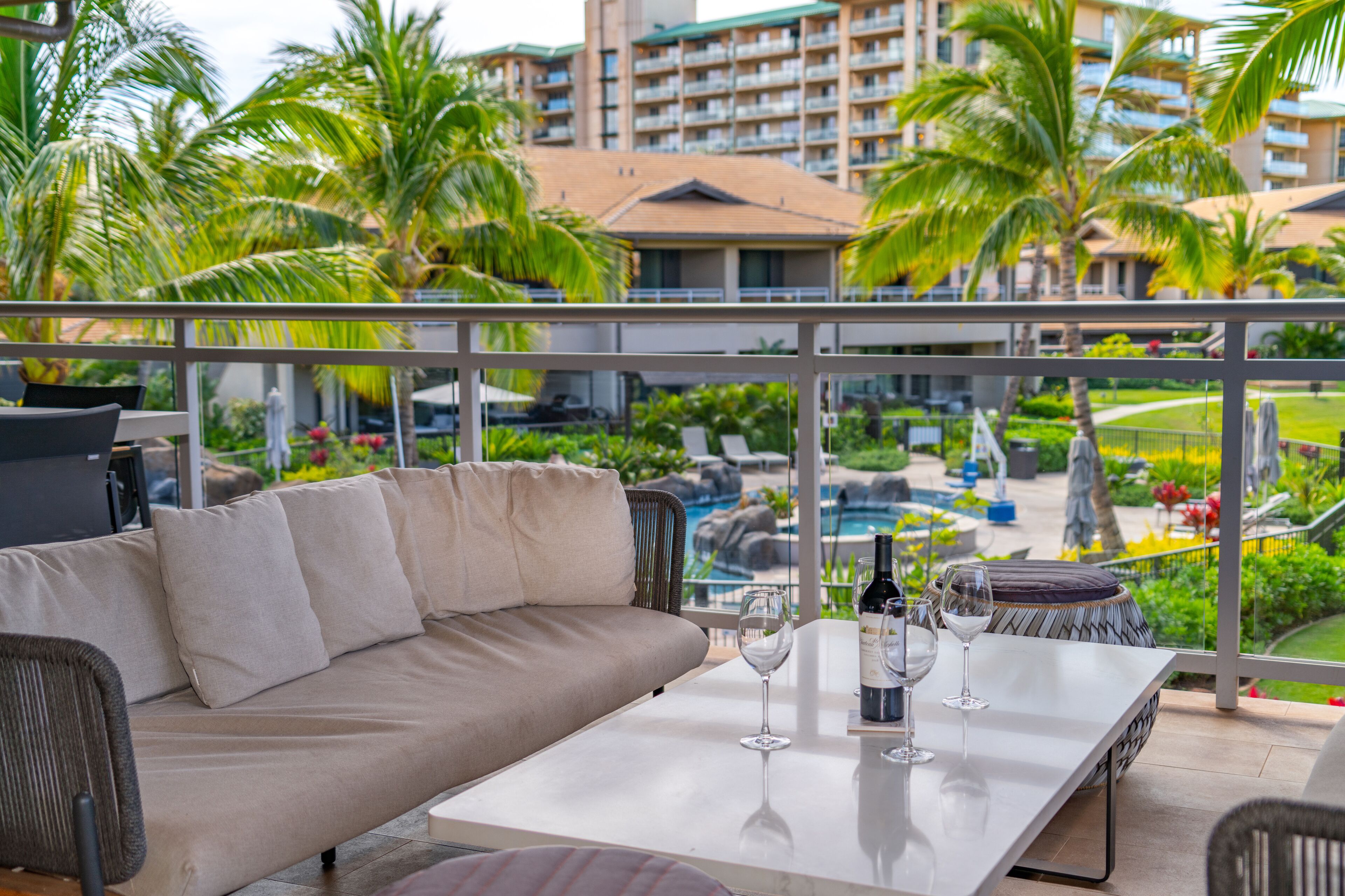 Luxurious Luana Garden Villa 4D, Private Lanai + BBQ, Full Kitchen, Upper Level