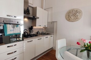 Kjøleskap, ovn, kokeplater og oppvaskmaskin