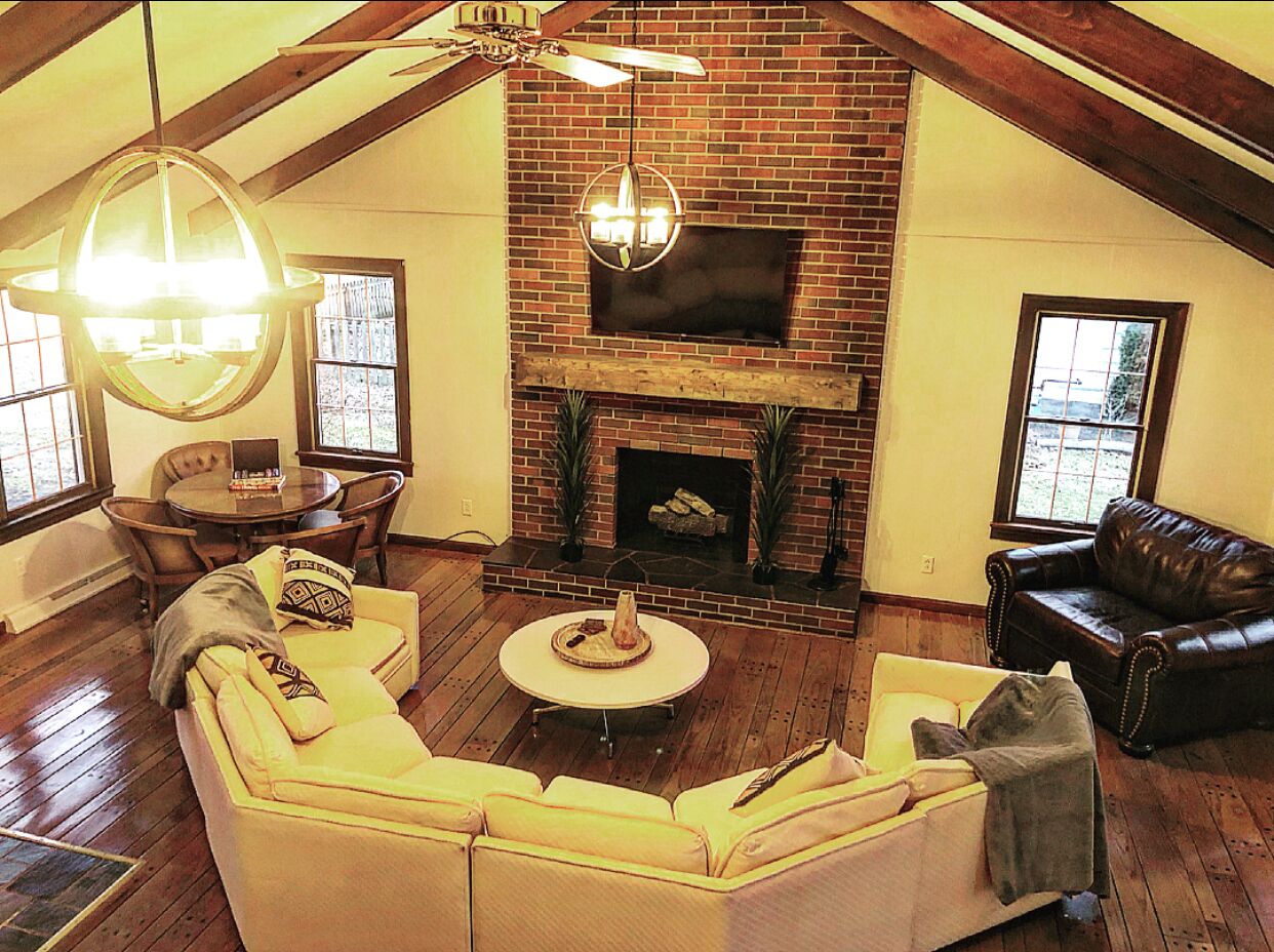 4 BDRM LAKE LODGE, SLEEPS 12, RIGHT IN THE HEART OF THE GOTL STRIP