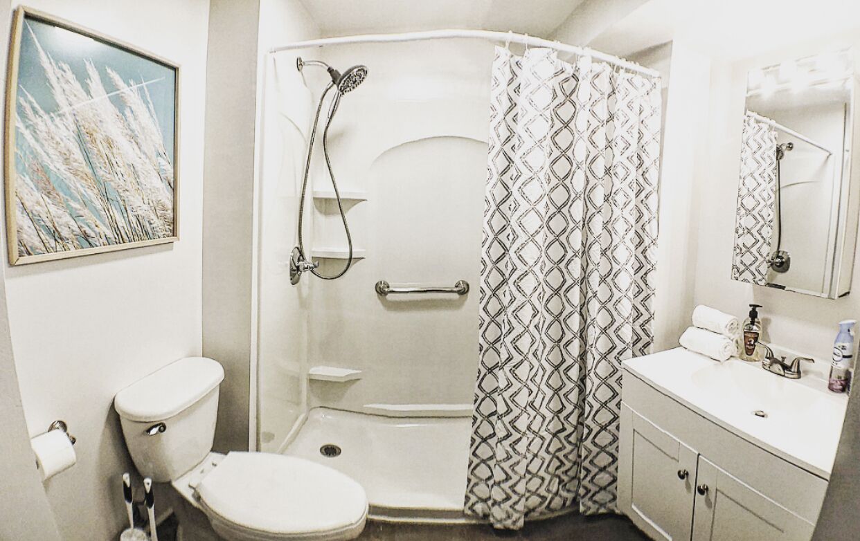 4 BDRM LAKE LODGE, SLEEPS 12, RIGHT IN THE HEART OF THE GOTL STRIP