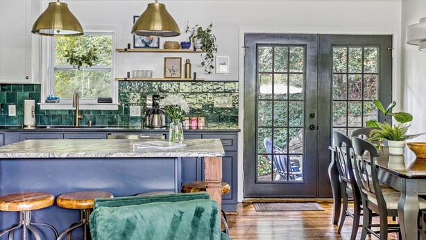 A kitchen with a central island, bar stools, pendant lighting, and a dining area with chairs and a table. - Modern and clean home, quick access to attractions (Atlanta)