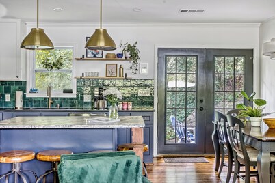 Modern and clean home, quick access to attractions