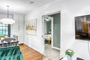 5 makuuhuonetta, työpöytä, silitysrauta/-lauta, vauvan matkasänky