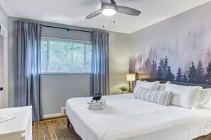 5 bedrooms, desk, iron/ironing board, travel crib
