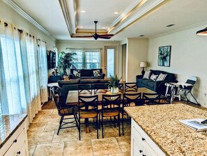 Una Smart TV, videojuegos, un reproductor de DVD