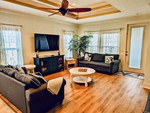 Una Smart TV, videojuegos, un reproductor de DVD