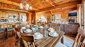 L’intérieur d’une cabane en bois comprend un coin repas, une cuisine et un salon.