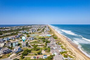 Una spiaggia nelle vicinanze