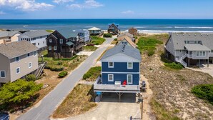 Une zone résidentielle côtière comprenant des maisons, une route et une plage.