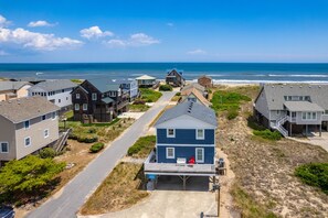 Une zone résidentielle côtière comprenant des maisons, une route et une plage.