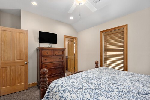 The Sandbox: Oceanfront, private pool, hot tub, rec & theater rooms, elevator!